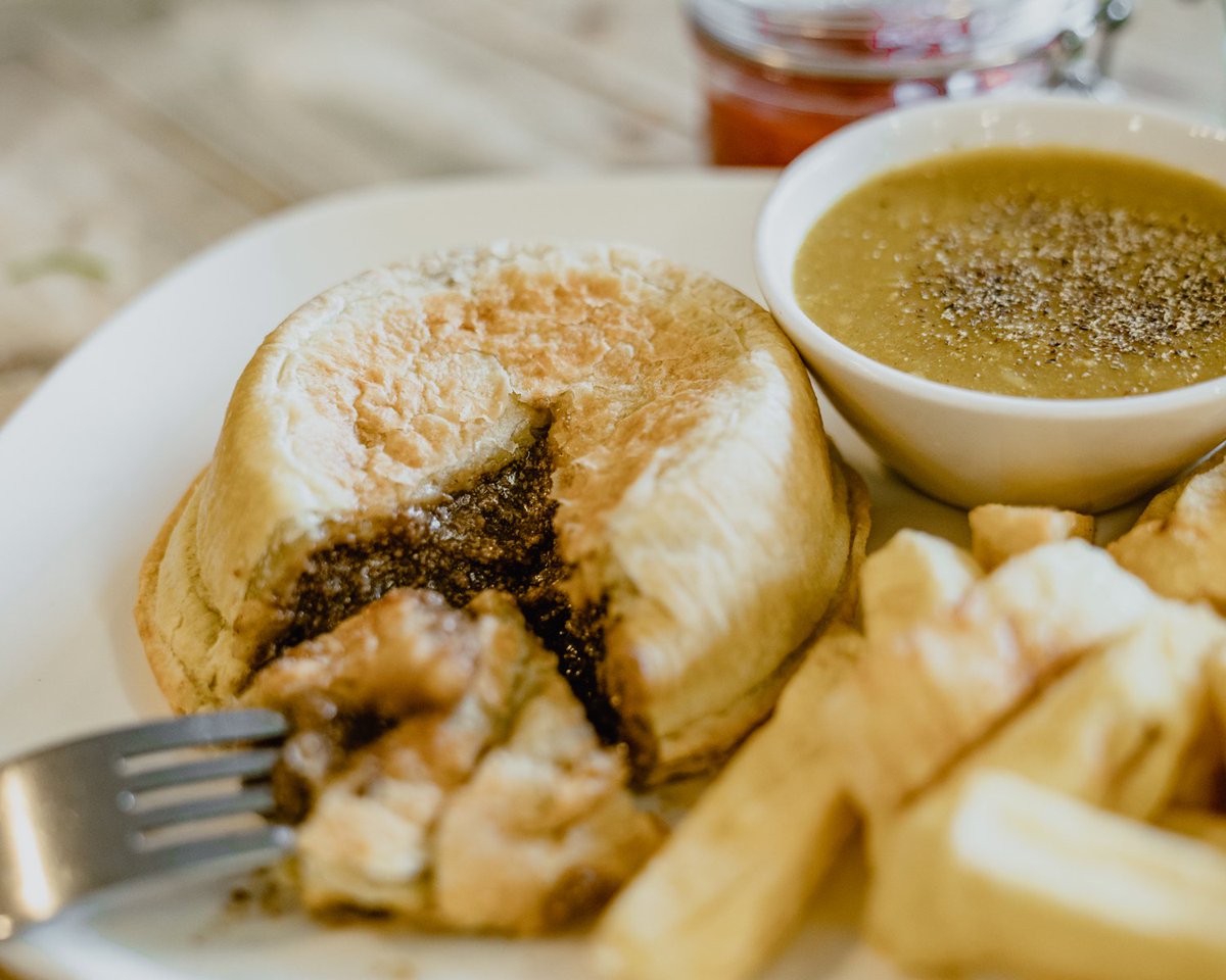 wtf_chippy's tweet image. Keep it simple...pie, chips and curry sauce. 

#fishandchips #chippy #fish #chips #fishandchipshop #londonfoodies #delicious #hammersmith #chiswick #finedining #foodbloggers #pieandchips  #healthyeating