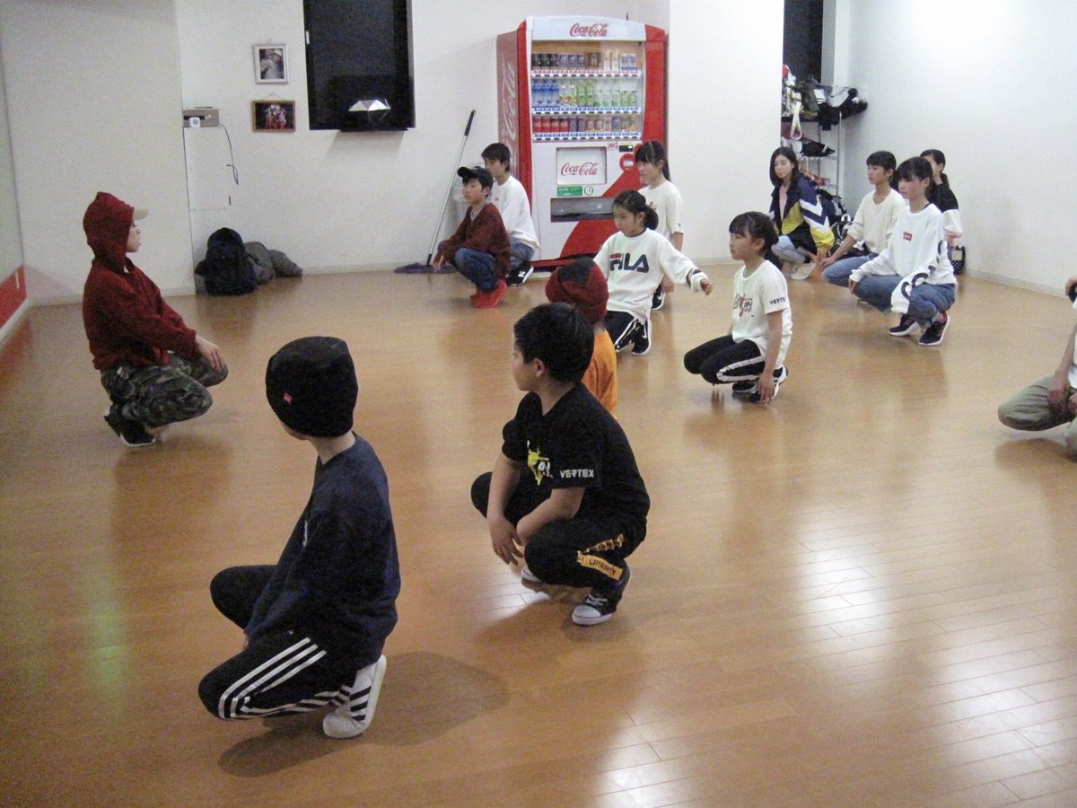STOMP_kurashiki's tweet photo. 現在、NARUMIさんのワークショップ開催中‼️初のBREAK DANCE ワークショップです。
一言では表せませんが、、、強いて言うなら、ダンスで会話してます‼️
#break_dance
#ダンス倉敷 https://t.co/lY7mWxbNGC