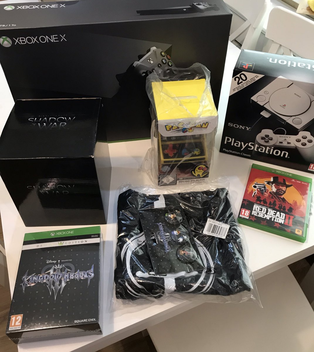 bean_2k1's tweet photo. Todays pickups finally can play games at 4k #gamersunite #pickups #XboxOneX #pacman #arcade #kingdomhearts #RedDeadRedemption2 #xboxgames #ps1mini #playstation #ps1 https://t.co/Q9IoaPds3J