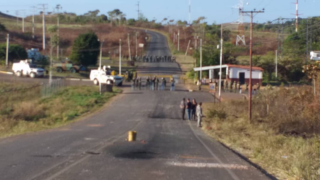 CiudadGuayanaFB's tweet image. #23Feb Así amaneció la vía entre #SantaElenaDeUairén (Venezuela) y #Pacaraima (Brasil) a la altura del Fuerte Militar Escamoto luego de la fuerte represión contra #Pemones y criollos. Está cerrado el acceso para impedir la entrada de #AyudaHumanitaria 7:00 AM