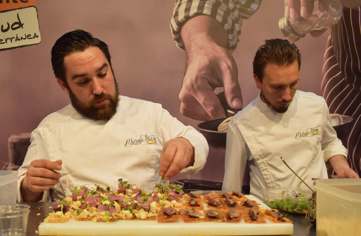 MercalicanteSA's tweet photo. Nos ha encantado el #showcooking de tapas alicantinas que ha preparado @JordiBernat1 de Glocal Cooking esta mañana en nuestro stand de @AlicanteGastro1. 👨‍🍳 ¡Deliciosas! 😋😋 #AlicanteGastronómica https://t.co/fVnIC06psr