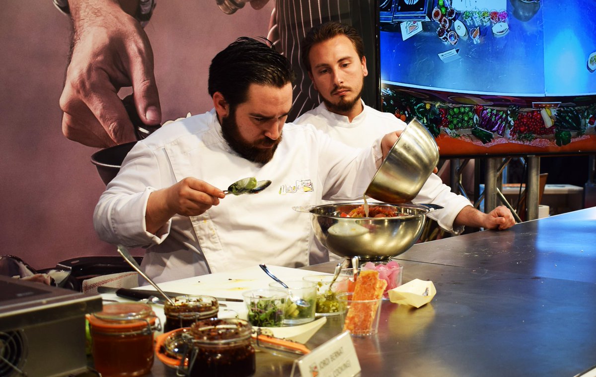 MercalicanteSA's tweet photo. Nos ha encantado el #showcooking de tapas alicantinas que ha preparado @JordiBernat1 de Glocal Cooking esta mañana en nuestro stand de @AlicanteGastro1. 👨‍🍳 ¡Deliciosas! 😋😋 #AlicanteGastronómica https://t.co/fVnIC06psr