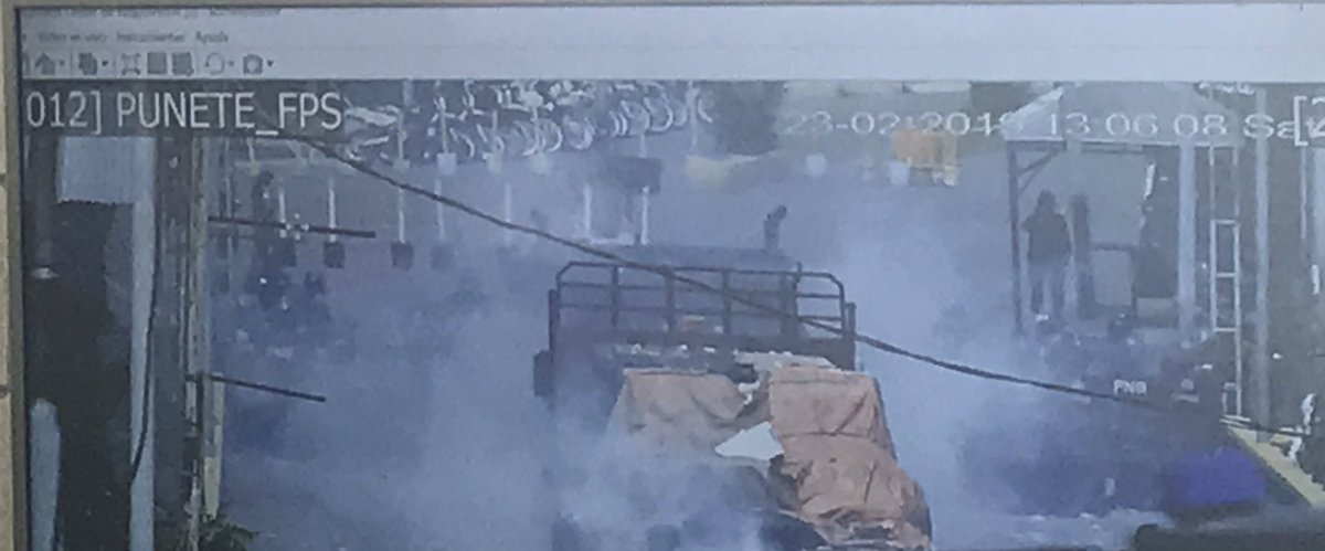 dsmolansky's tweet photo. La dictadura hace una emboscada con la PNB en el Puente de Ureña y bloquea el paso de la ayuda humanitaria. El mundo debe saberlo. Es un crimen de lesa humanidad. https://t.co/kJZ6GZx2AU