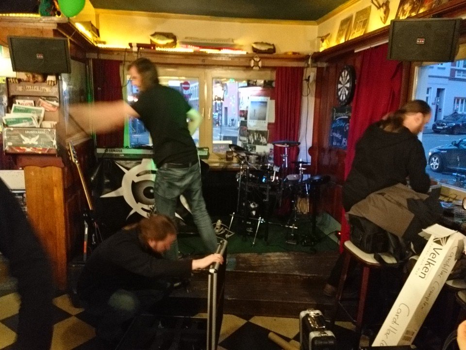 CardillaComplex's tweet photo. Feist beim Aufbau in der "Heile Welt" in #Muenster. Kommt vorbei. Heute, ab 20.00 Uhr.

#konzerte #gigs #HeileWelt #darkmelodicrock https://t.co/6oyYB6EX13