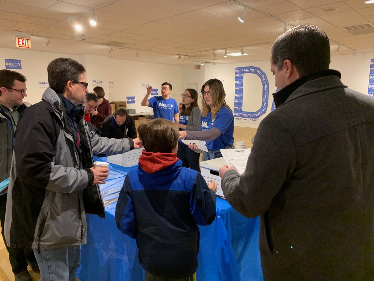 emmavkraus's tweet photo. .@DaleyForMayor volunteers are fired up and ready to knock on doors! #Punch25 #ChiMayor19 https://t.co/isyRswwIvz