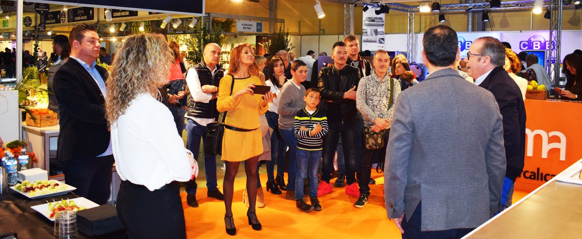 FestivalCineALC's tweet photo. Ha sido un placer presentar #Gastrocinema esta mañana en el stand de @MercalicanteSA, dentro de @AlicanteGastro1. 🥘📽¡Muchas gracias por acercaros a conocer esta nueva sección del #16FestivalAlicante! 😃👏 #AlicanteGastronómica https://t.co/vOGdhVLGLS