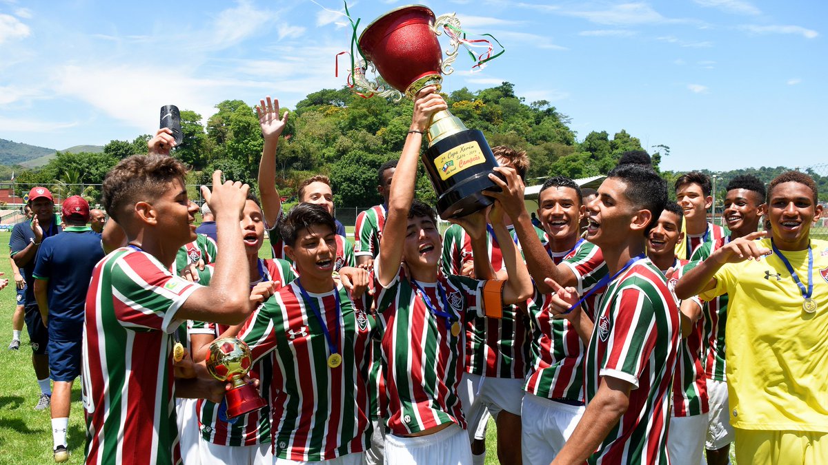 É CAMPEÃOOO! Com gols de Lucas Felipe (2) e João Neto, Sub-16 vence Botafogo por 3 a 1 e conquista a Copa Internacional Xerém. Parabéns, #MlksDeXerém! #VemQueTem 

📷: Mailson Santana/FFC