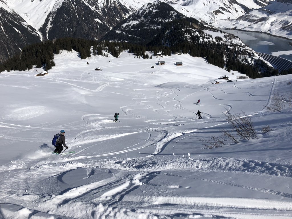 OreeDesCimes's tweet photo. Elle n’est pas belle la descente #skirando près du Lac de Roselend? https://t.co/HUlaLwfCTm