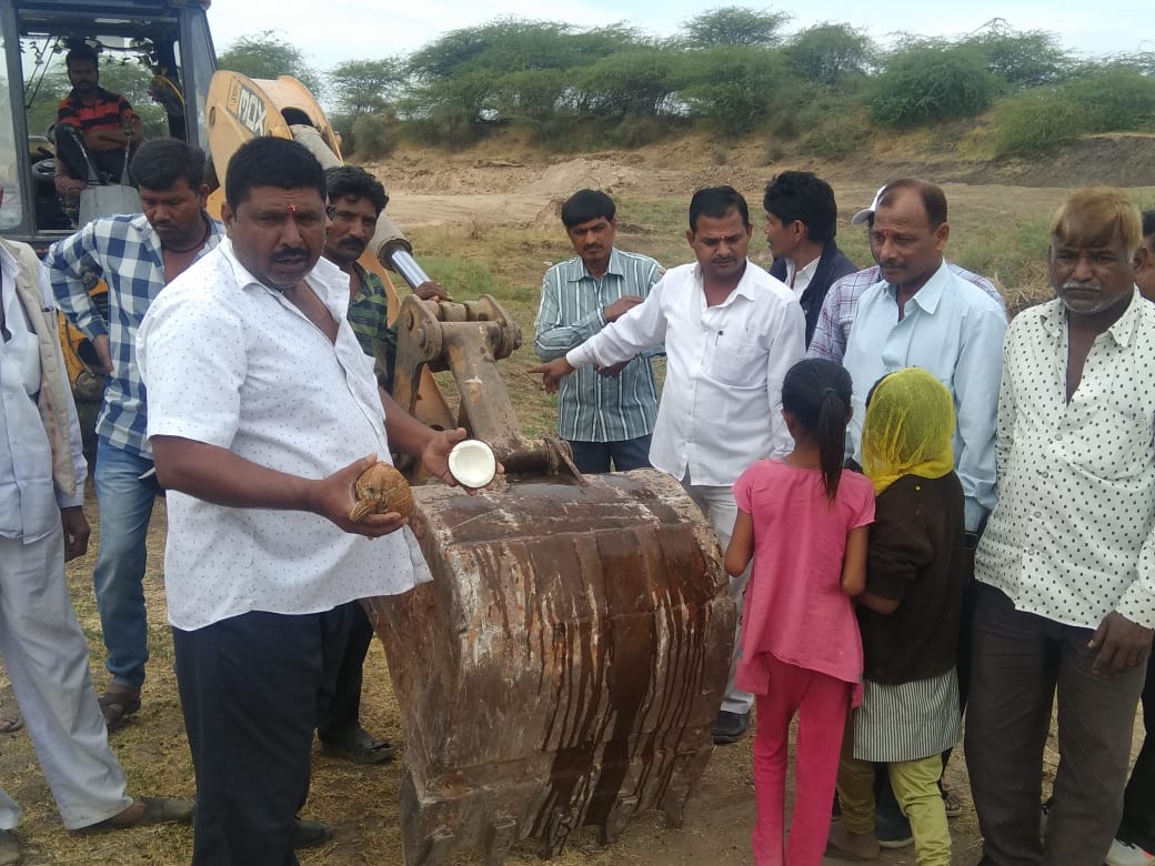SDMWadhwan's tweet photo. મા. કલેકટરશ્રી ના માર્ગદર્શનમાં 
વઢવાણ અને લખતર તાલુકા ના 10 ગામો માં સુજલામ સુફલામ જળ અભિયાન અંતર્ગત કામો ની શરૂઆત @CollectorSRN
@pkumarias @revenuegujarat
@CMOGuj https://t.co/fni6hKu7i1