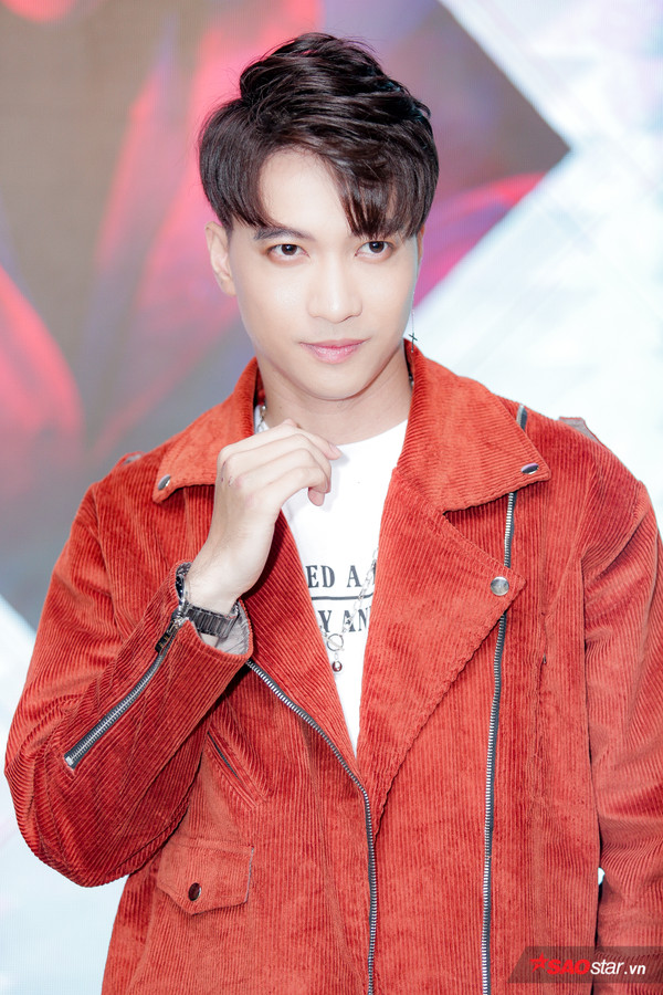 Vpop_On's tweet photo. [#RANDOM] Um FC de HCM do Son Thach presenteou o cantor com 300KG de arroz para comemorar o seu comeback Thật Xa Thật Gần (#TXTG)! 

O presente foi entregue durante a conferencia de imprensa de 19 de fevereiro.

© saostar https://t.co/A4hXFBvRLg