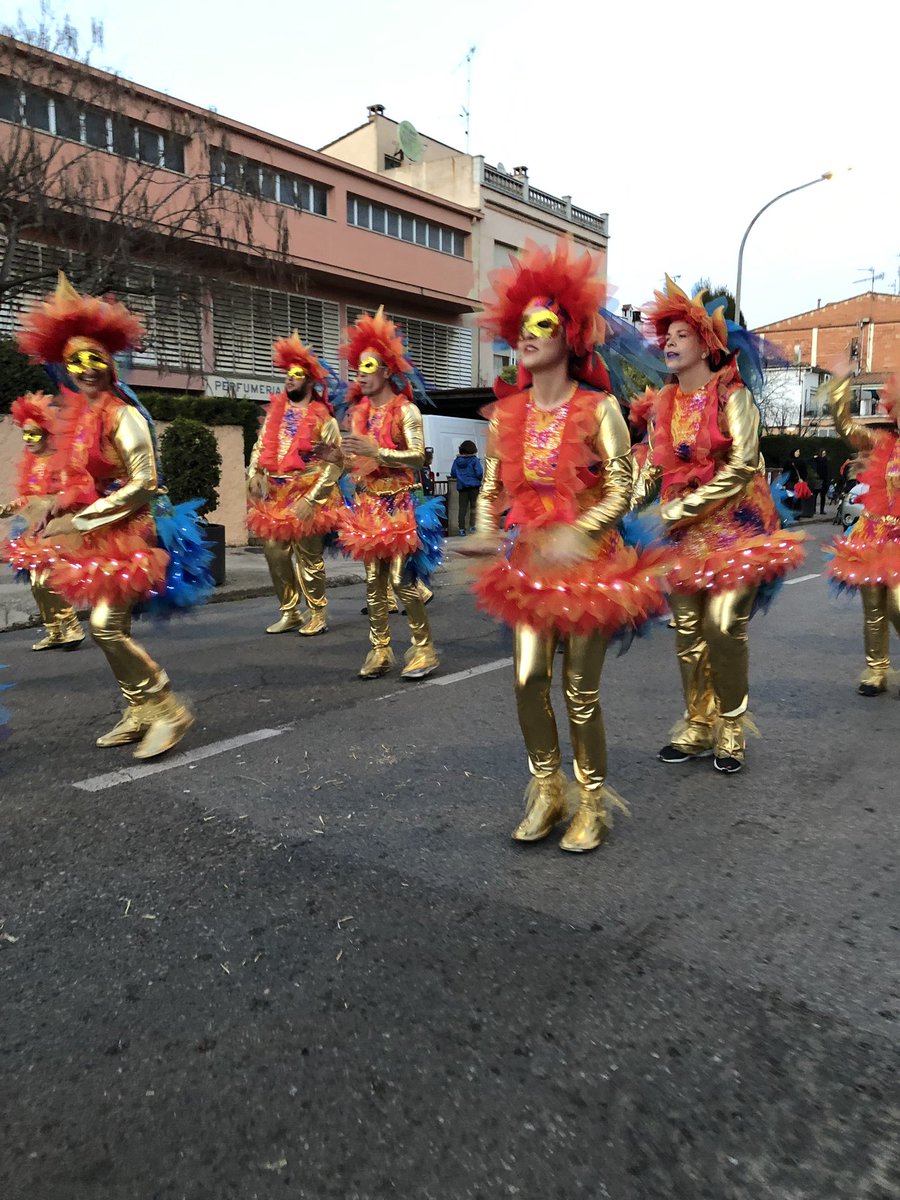 ViladeSalt's tweet photo. La rua de Carnestoltes ja esta a punt d'arribar a la pista polisportiva 🎉🎊

#ViuSalt #Salt https://t.co/Zv7Ej6zIIV