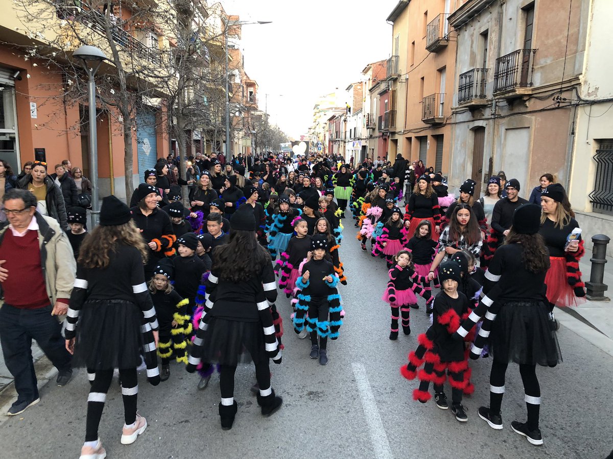 ViladeSalt's tweet photo. La rua de Carnestoltes ja esta a punt d'arribar a la pista polisportiva 🎉🎊

#ViuSalt #Salt https://t.co/Zv7Ej6zIIV