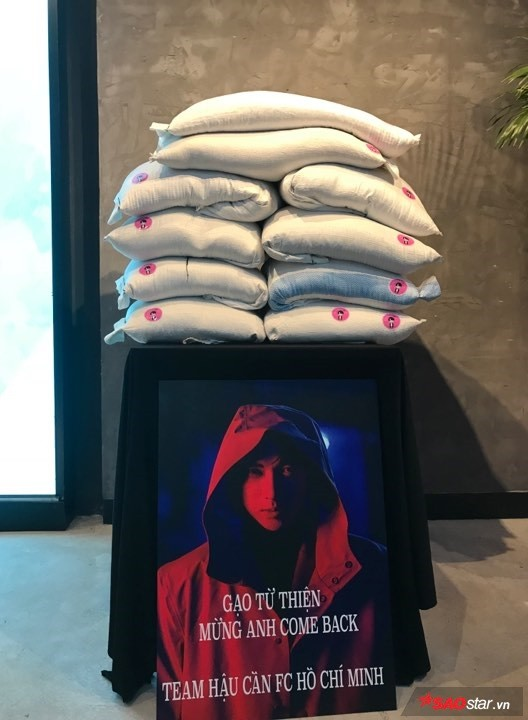 Vpop_On's tweet photo. [#RANDOM] Um FC de HCM do Son Thach presenteou o cantor com 300KG de arroz para comemorar o seu comeback Thật Xa Thật Gần (#TXTG)! 

O presente foi entregue durante a conferencia de imprensa de 19 de fevereiro.

© saostar https://t.co/A4hXFBvRLg
