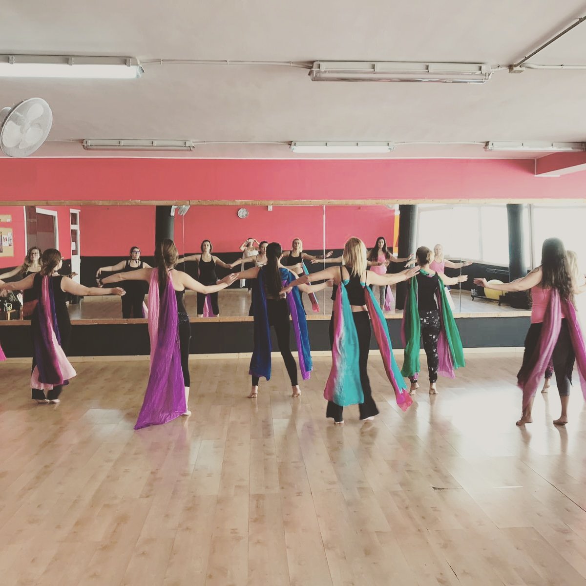 bellylusion's tweet photo. El baile puede revelar todo el misterio que la música concede. (Charles Baudelaire)

Ensayo💃🔥
.
.
#danzadelvientre #danzaoriental #bellydance #bellylusion #nopuedotengoensayo https://t.co/EedsPPRsTP