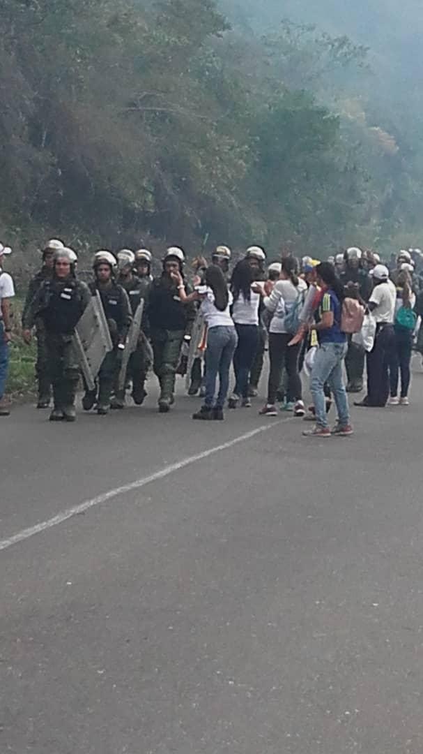 AHORA (1:50PM #23Feb) En Táchira, después de reprimir en las Dantas, los funcionarios de la GNB se unieron a la sociedad civil y van camino a San Antonio a apoyar el ingreso de la Ayuda Humanitaria al país - #23FAvalanchaHumanitaria