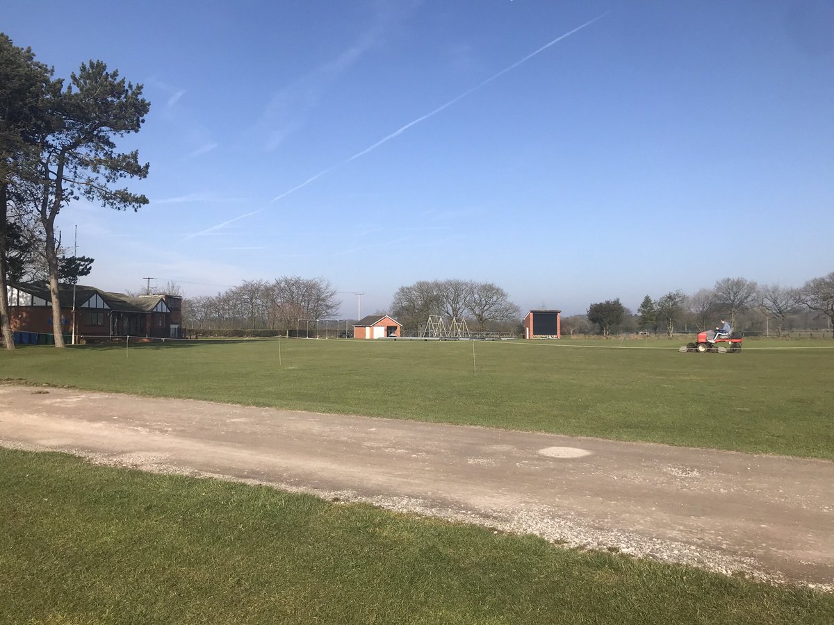 ModdershallCC's tweet photo. Outfield having a trim in the glorious sunshine☀️!#barnfields #CarpeDiem https://t.co/vyYJqPeKGo