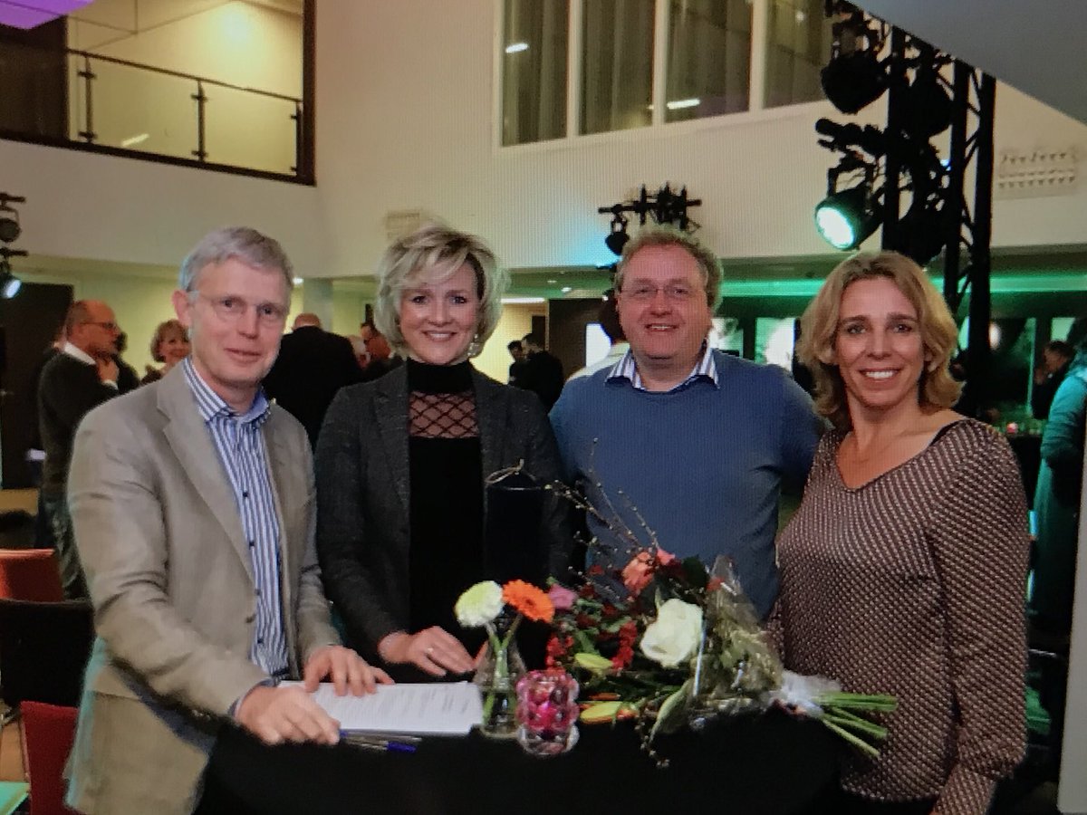 De nieuwste partner van <a href="/Kennispoortrz/">Kennispoort Regio Zwolle</a> is <a href="/BenthemGratama/">BenthemGratama</a>! Tijdens de agrifood-bijeenkomst werd de overeenkomst ondertekend door <a href="/janteunfuller/">Jan Teun Fuller</a> en <a href="/nettywakker/">Netty Wakker</a>. Welkom in het innovatie- en ondernemersnetwerk van Kennispoort! #sameninnoveren #regiozwolle