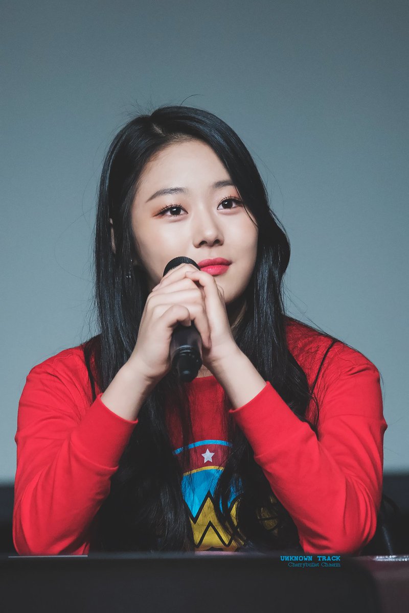 UnknownTrack313's tweet photo. 190223 팬사인회
#체리블렛 #CherryBullet #채린 https://t.co/vxkIpybct9