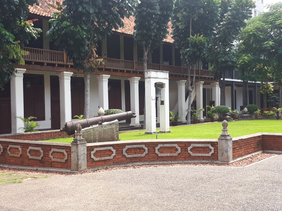 AbbyFebry's tweet photo. 20. Gedung Arsip Nasional

Gedung arsip nasional yg ada di Jl. Gajah Mada ini menyimpan berbagai dokumen dan arsip penting yg bersejarah. Bukanya cuma weekdays aja dan skrg lagi tutup krn sedang direnovasi. Di halaman belakang ada meriam peninggalan Belanda dari taun 1800-an https://t.co/z63vVXbNGa