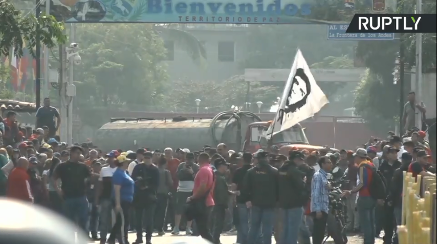 RT_com's tweet photo. WATCH LIVE: Colombian border ahead of attempt to deliver US aid into #Venezuela https://t.co/GzIMrBEZRq https://t.co/SEjDCjnHfA https://t.co/2s6y35we7u