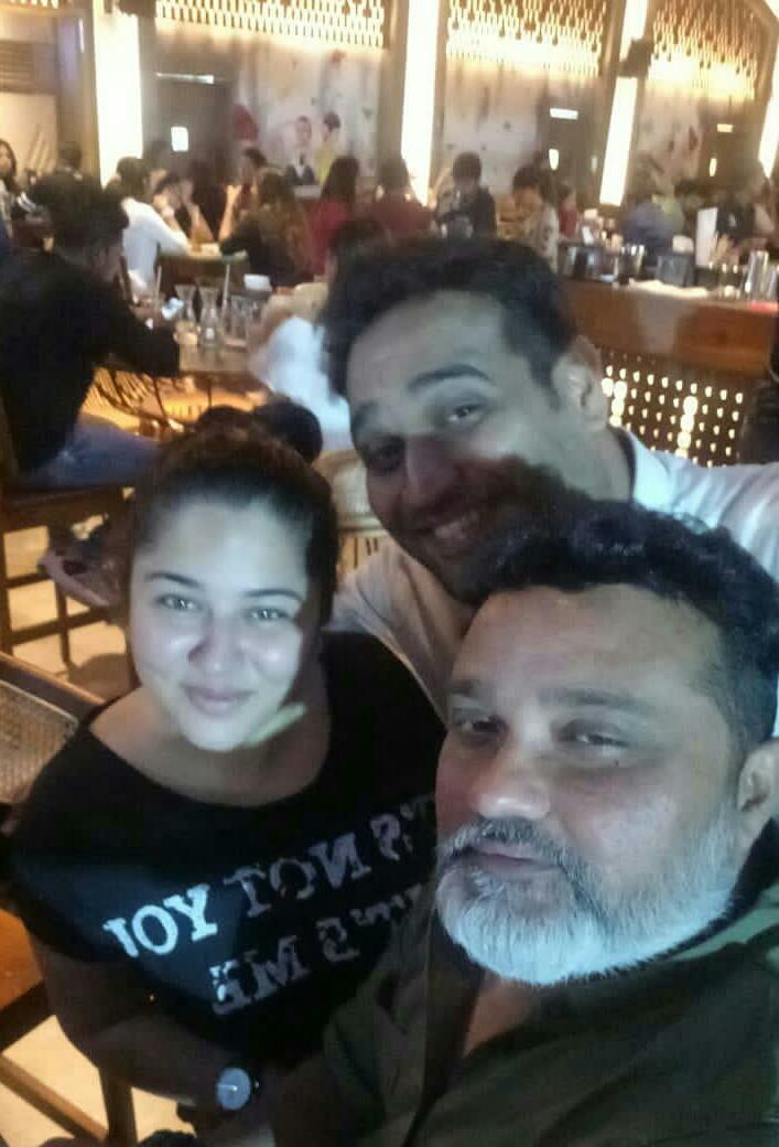 antarachaughule's tweet photo. With the finest director, actor, producer and a fantastic mentor @meranamravi Thank you for being the guiding star! 
@insanekeeda Cheers to the new beginings... #aboutlastnight #adguru #advertisingstars #adguys #work #lifegoals #guide #mentor #KavitaCafe #NewChallenges https://t.co/ULSVBwqMOp