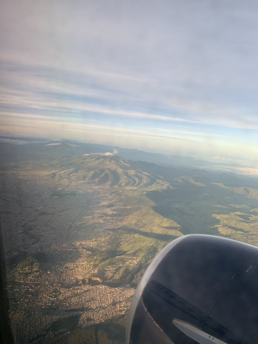 dnavarretech's tweet photo. Aterrizando en Quito! Simplemente espectacular #AM684 @n_larenas @RoBerZD https://t.co/I0q03aKSOs
