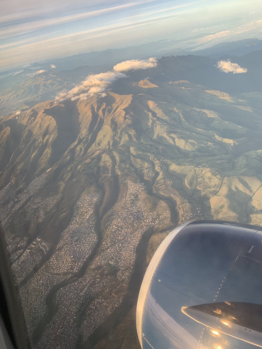 dnavarretech's tweet photo. Aterrizando en Quito! Simplemente espectacular #AM684 @n_larenas @RoBerZD https://t.co/I0q03aKSOs