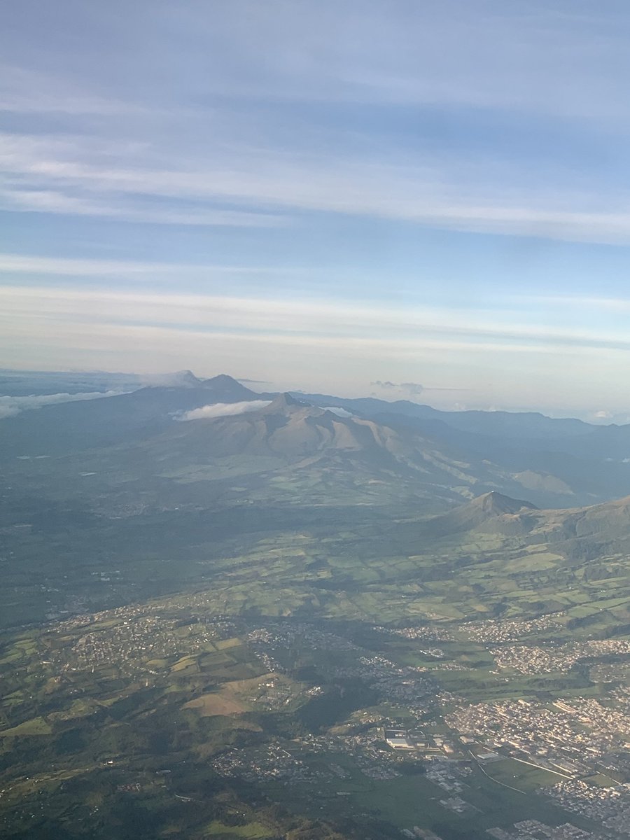 dnavarretech's tweet photo. Aterrizando en Quito! Simplemente espectacular #AM684 @n_larenas @RoBerZD https://t.co/I0q03aKSOs