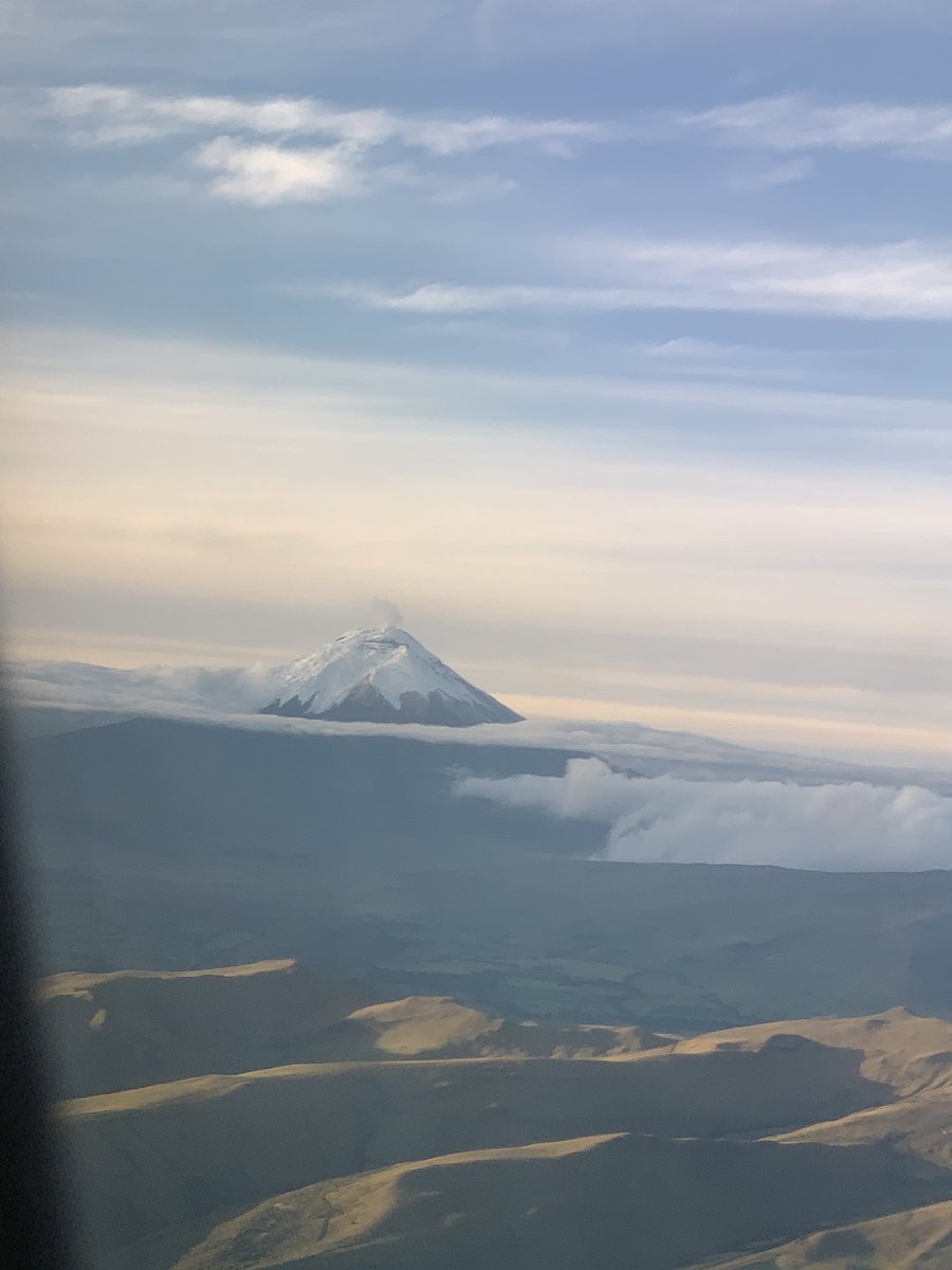 dnavarretech's tweet photo. Aterrizando en Quito! Simplemente espectacular #AM684 @n_larenas @RoBerZD https://t.co/I0q03aKSOs