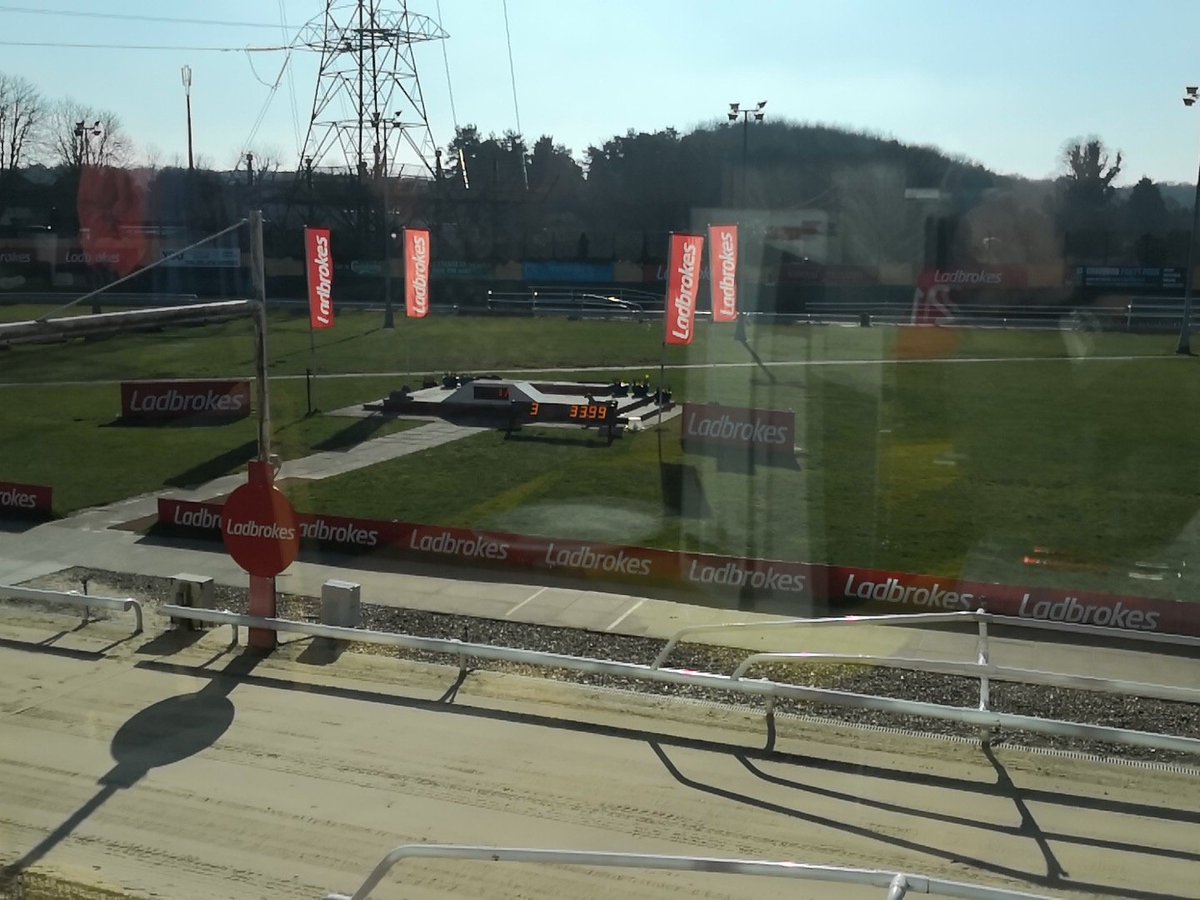 What an amazing day @Crayforddogs. A fabulous final won by Stardom, a lovely breakfast and a beautiful sunny day. Who ever says greyhound racing is in decline you are very mistaken. #GreyhoundRacing #GoldenJacket