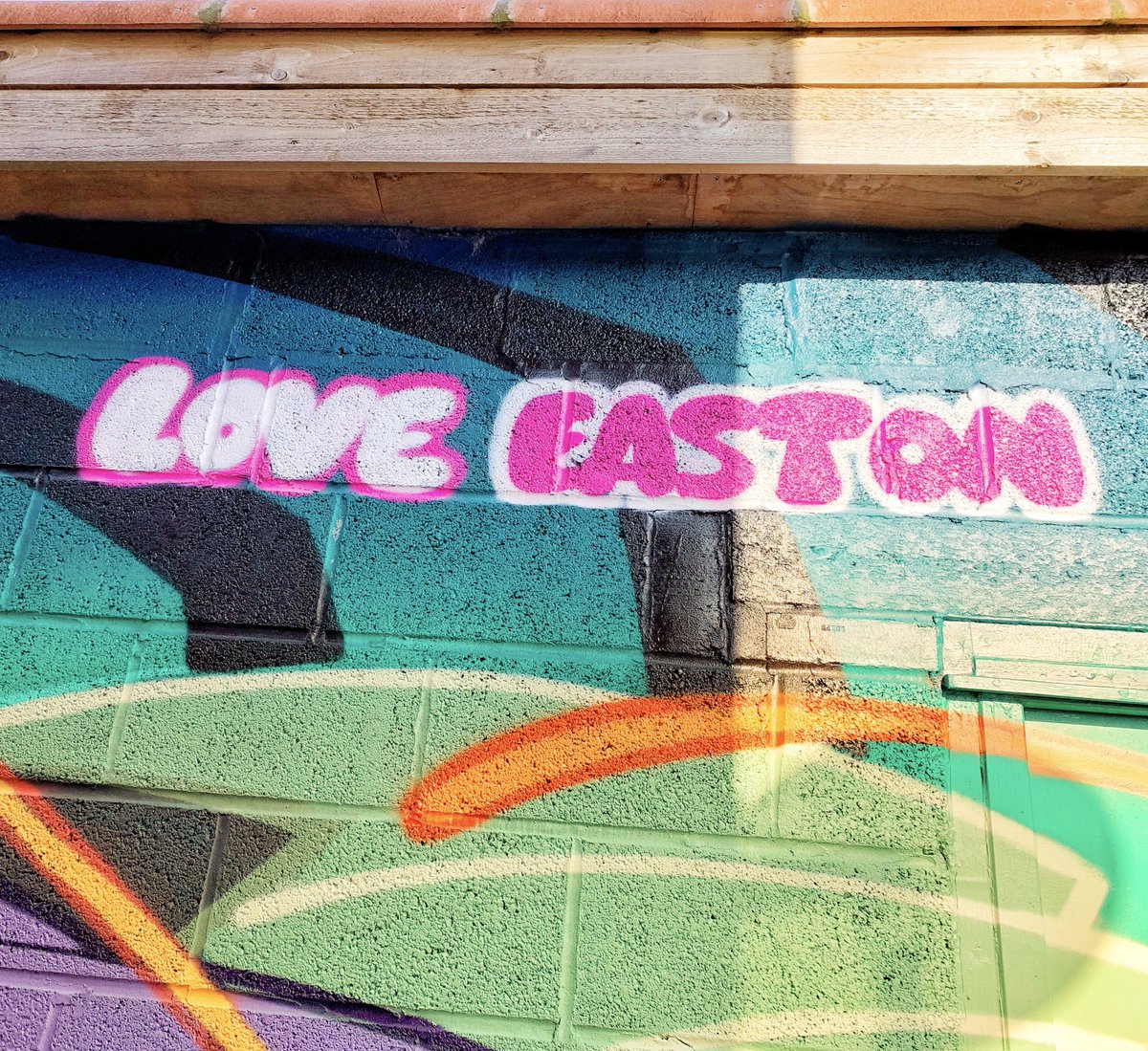 FightKlub_SN1's tweet photo. What a lovely day in Bristol! Started with the park run (I gave out flyers to people while hubby ran it), then saw some ace wall art in Easton while doing door to door flyer drops. We’ve now moved to LA Combat in Easton, first class next Tues! #easton #bristol #fightklub #boxing https://t.co/hDen94tOFA