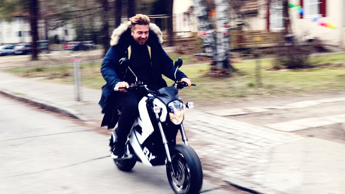 Fly2GoOfficial's tweet image. Fully electric #Fly SpeedBike will be available soon! | This one requires a car or scooter driving license for German roads!