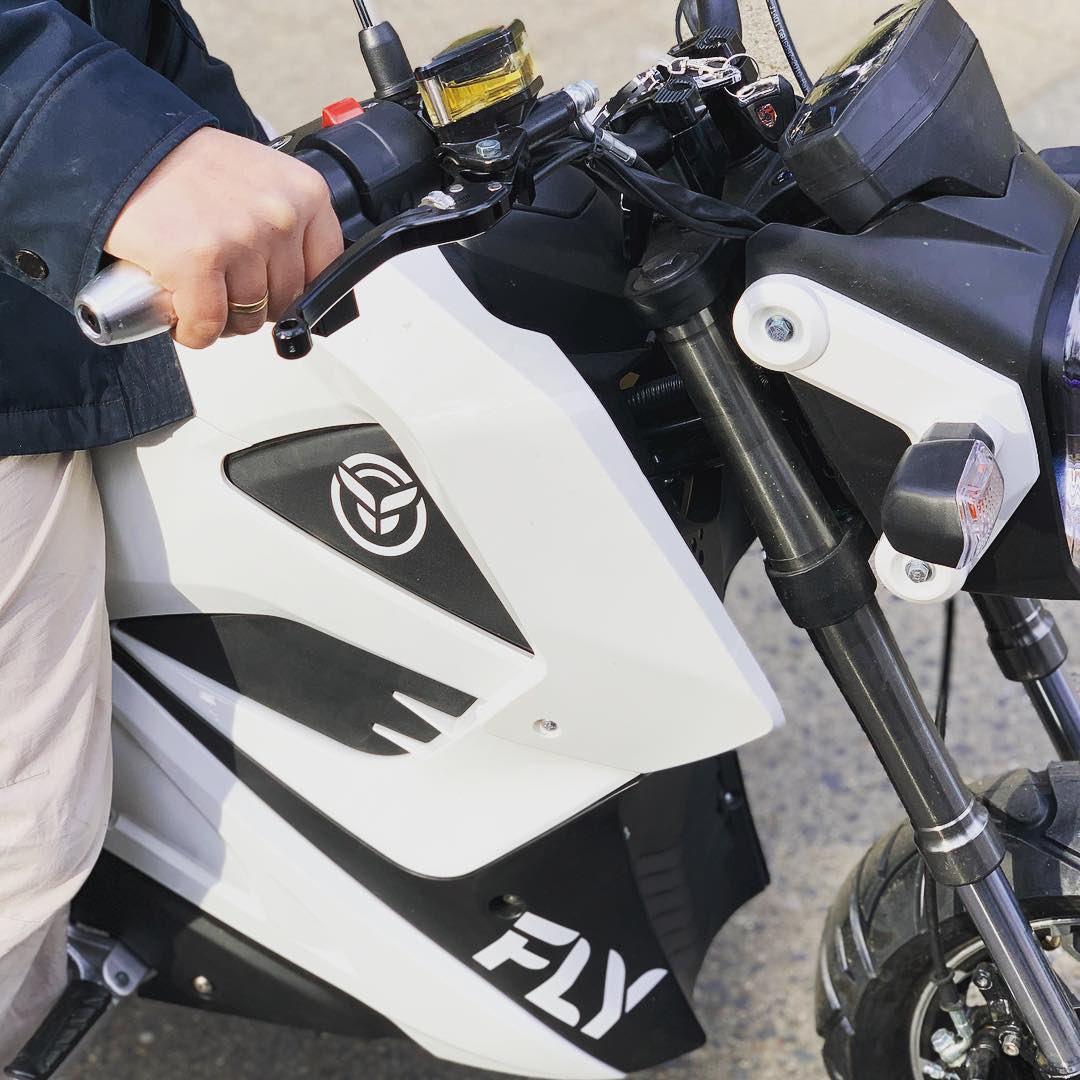 Fly2GoOfficial's tweet image. Fully electric #Fly SpeedBike will be available soon! | This one requires a car or scooter driving license for German roads!