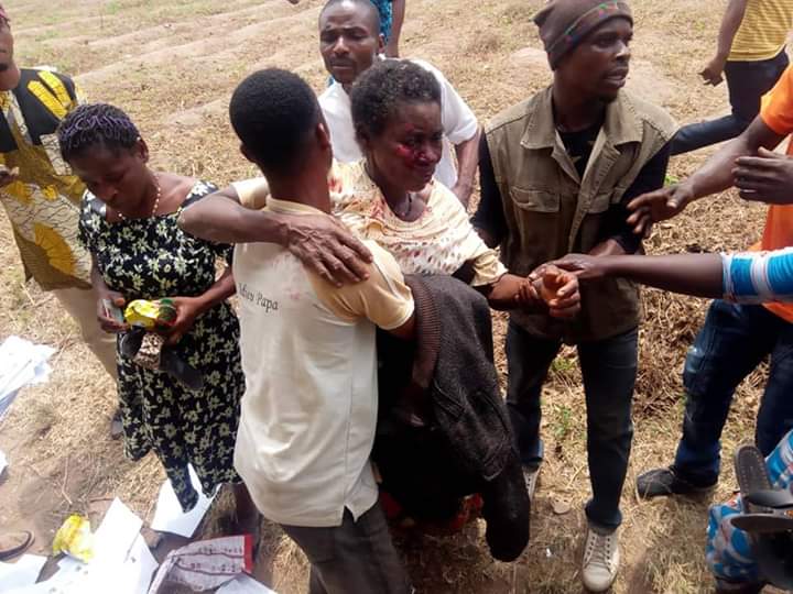 DrEmekakalu's tweet photo. AKAPABIO was losing in his polling unit and ordered security men to scatter everywhere shooting at voters. Many feared dead and injured.

#NigeriaDecides2019 
#NigeriaDecides 
#ElectionNotWar 
#ElectionDay https://t.co/AIzhfx6BQt
