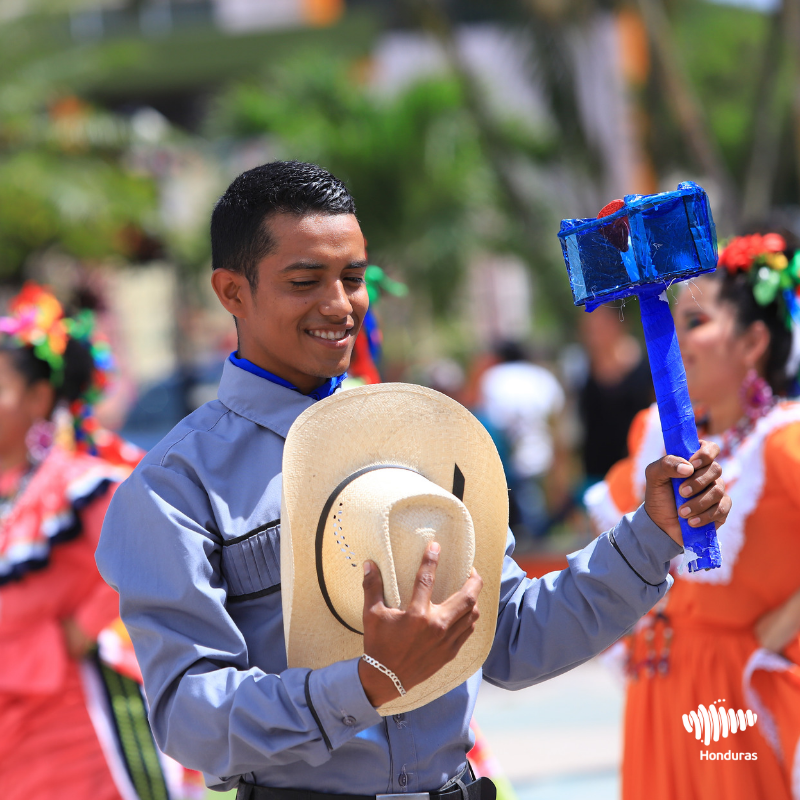 “Para quererte, el corazón mío no alcanza, pero esta luz, multiplica la esperanza.” – Guillermo Anderson ¡Qué bello ser hondureño!