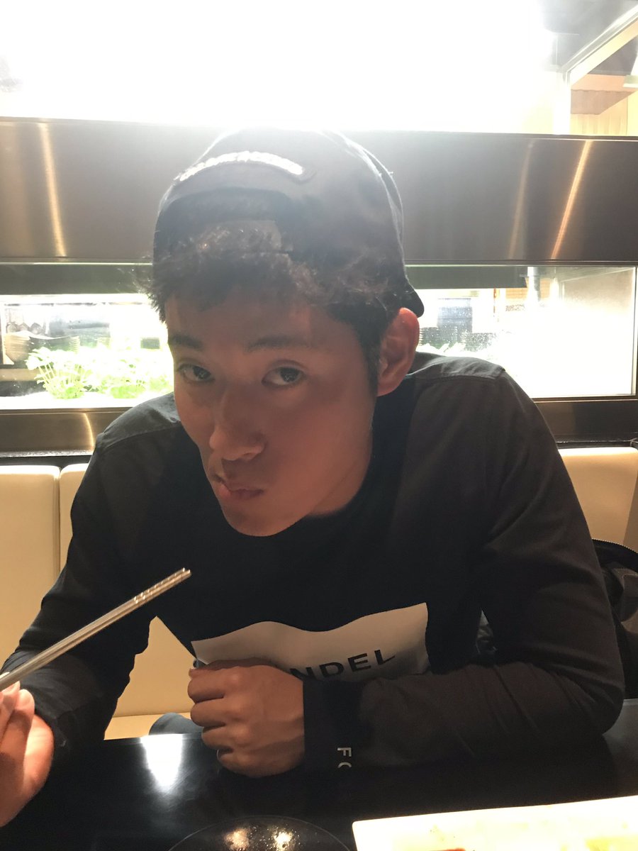 chocoxgumi's tweet photo. ツイッターの存在を忘れていました💦
更新しないとフォロワー激減😅💦
現在まだフォロワーしてくれてる方ありがとうございます🙇

ってことで更新✨
今日A組みに復帰した誠知と😁
侍ジャパンのお祝いも兼ねて焼肉へ😊

#上林誠知 
#フォロワー激減でショック 
#侍ジャパン 
#4回目 https://t.co/6WTdzKjxJM