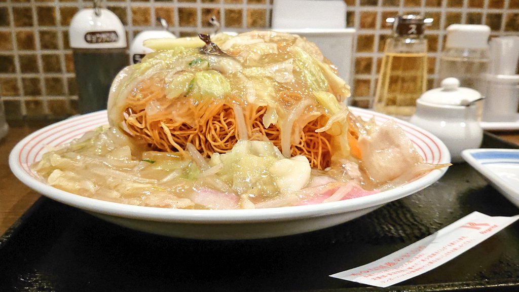 CasterEarth's tweet photo. リンガーハット 
「皿うどん」
✔️そう。表裏一体。
✔️何故だろう食欲を、、、
✔️魚・肉・野菜・麺。ミニ地球。
✔️パリッ。フニャ。究極の二面性。
✔️安心して下さい。栄養摂れますよ。
#リンガーハット #皿うどん #うまみ #名店 #チェーン店 #クリムゾンスマッシュ #修学旅行 #earthcaster https://t.co/fW8rlo3Fos