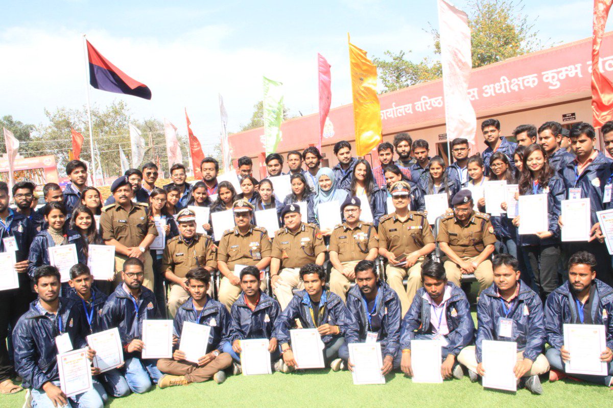 Uppolice's tweet photo. #DGPUP felicitated all the Police Mitra who volunteered their services for #SurakshitKumbh and had a group photograph with them.
#UPPolice
#FriendsOfUPP
#Kumbh2019 https://t.co/Wy7GxASCMP