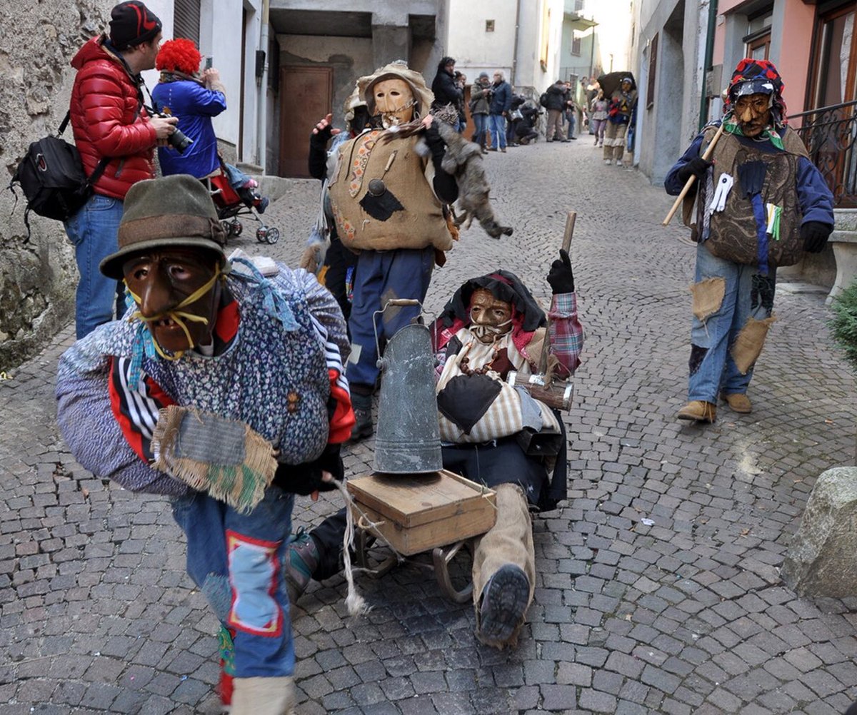 cappellini_c's tweet photo. Avete mai fatto un incontro ravvicinato con un Bel o con un Brut? Con i Sapeur o la Sigurtà?
Se la risposta é negativa dovete rimediare e andare subito a vedere il carnevale di Schignano! 😉
Se la risposta é affermativa allora siete dei veri intenditori! 😃
#Carnevale #Schignano https://t.co/zAYLZSydfz