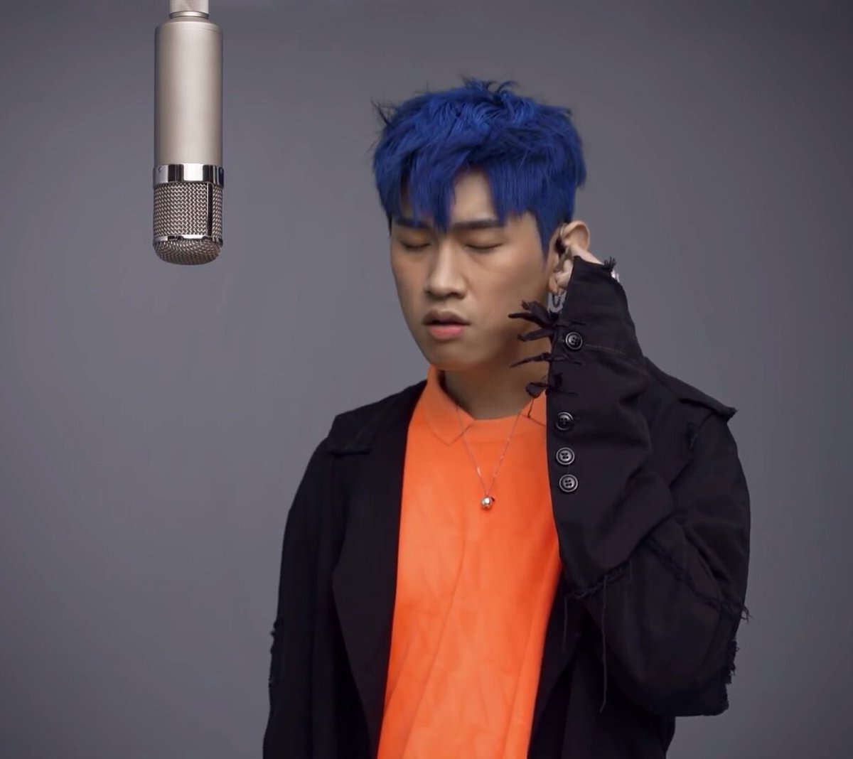 진짜 다 너무한게 한놈은 모자써서 눈 잘 안보이고 또 한놈은 노래에 열중해서 눈을 안 뜸ㅋㅋㅋ큐ㅠㅠㅠㅠ