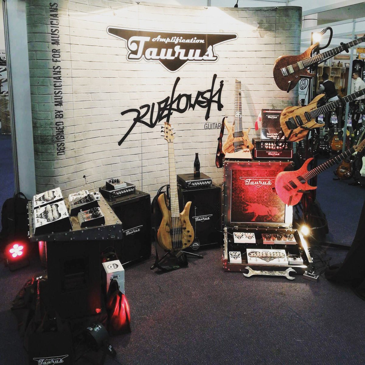 TAmplification's tweet photo. Get the party started! 🎸🎼🔥🔥
Taurus Amplification &amp; @DruzkowskiG rocks 🤘🤘🤘
Meet us there 😎

#theguitarshow #guitarshow #taurusamp #druzkowski #guitar #guitarist #amp #amplifier #bass #bassist #acoustic #music #musician #rock #rocks #jam #sound #handmade #custom https://t.co/CAX1vrxywM