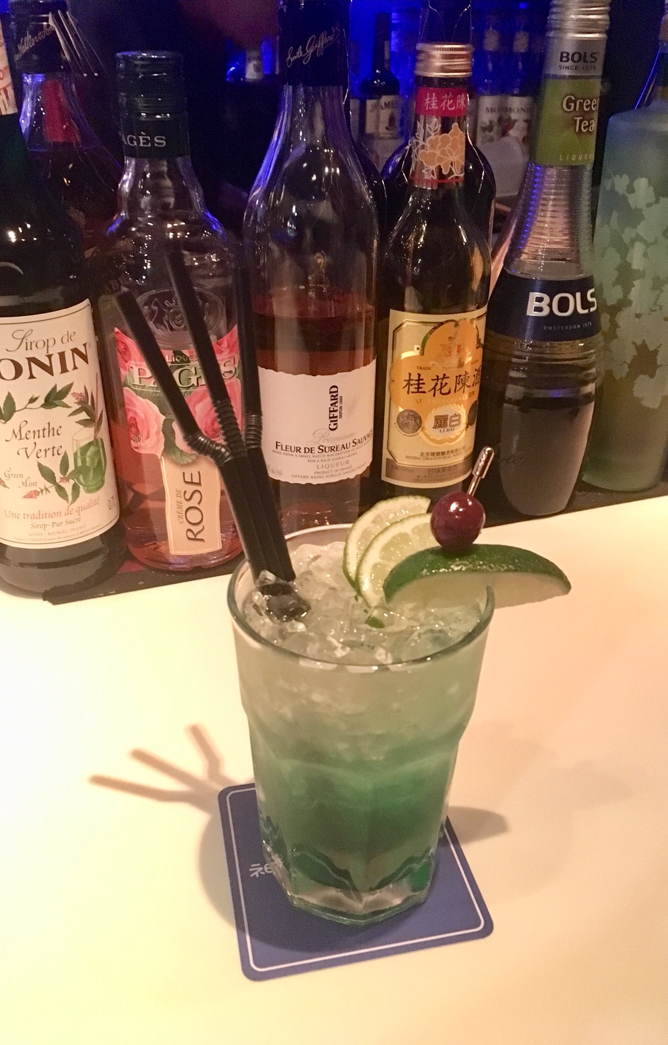 Une お友達とフラックスに行った アクアマンとオーシャンマスター は友達が頼んだやつ そして 映画コンスタンティンでジョンがクモにwelcome To My Worldする時に飲んでたアードベッグというウイスキー 酒のラベルの解説がジョン コンスタンティン