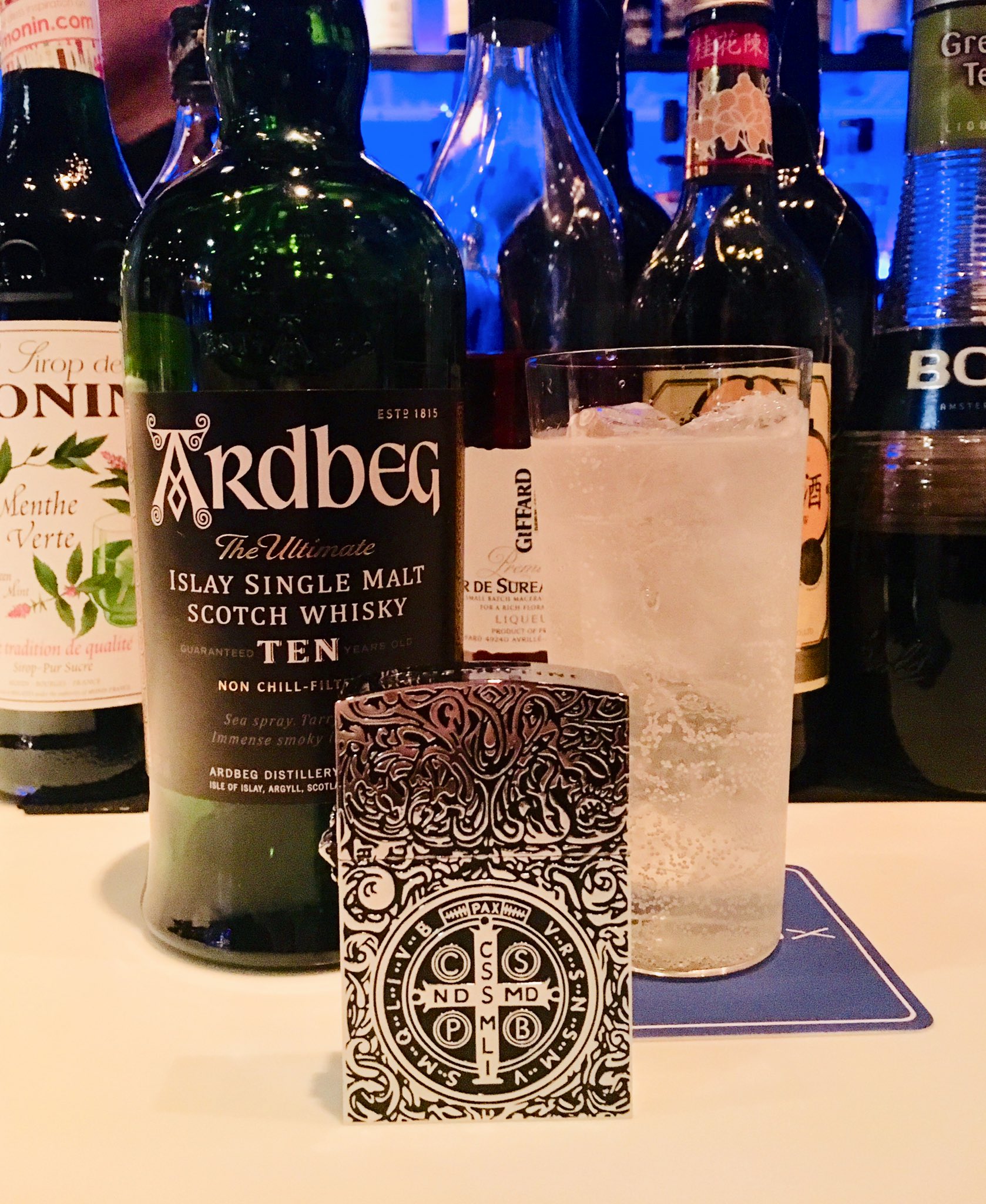 Une お友達とフラックスに行った アクアマンとオーシャンマスター は友達が頼んだやつ そして 映画コンスタンティンでジョンがクモにwelcome To My Worldする時に飲んでたアードベッグというウイスキー 酒のラベルの解説がジョン コンスタンティン