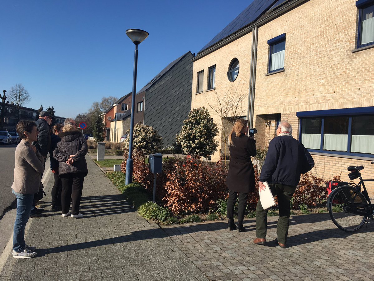 KampC_be's tweet photo. Samen met de bewoners van Altenawijk in Kontich de gevels van hun woningen scannen met #warmtecamera tijdens warmetewandeling #Rhedcoop @GemeenteKontich @ZuidtrAnt @InterregVLANED https://t.co/jOC7FlnEi9
