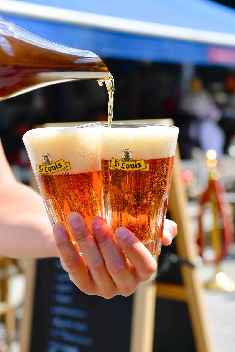 Serving our St-Louis Gueuze Fond Tradition the French way, sabred like a Champagne :) goo.gl/CRKqDy #gueuze sabred #stlouisgueuzefondtradition #vanhonsebrouck #vanhonsebrouck