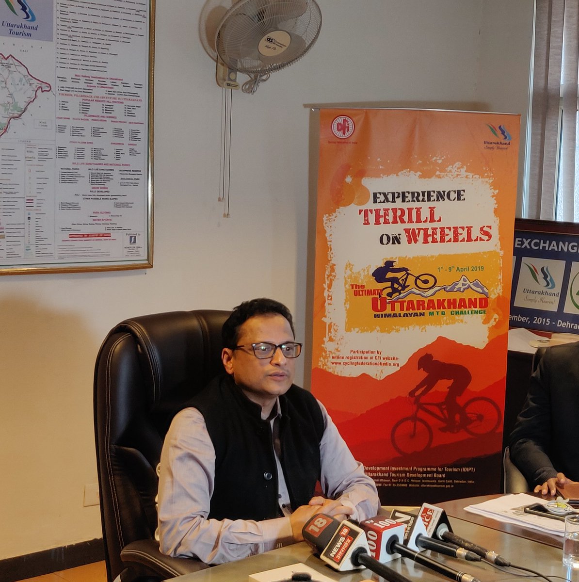 UTDBofficial's tweet image. सचिव पर्यटन श्री दिलीप जावलकर, तथा प्रबंध निदेशक  गढ़वाल मंडल विकास निगम श्रीमती ज्योति यादव द्वारा आगामी दिनों में आयोजित होने वाले विभिन्न उत्सवों की जानकारी के आयोजन के सम्बन्ध में जानकारी दिये जाने के उद्देश्य से प्रेस कान्फ्रेंस की गयी।
#MTBChallenge  #TLF2019 #IYF2019