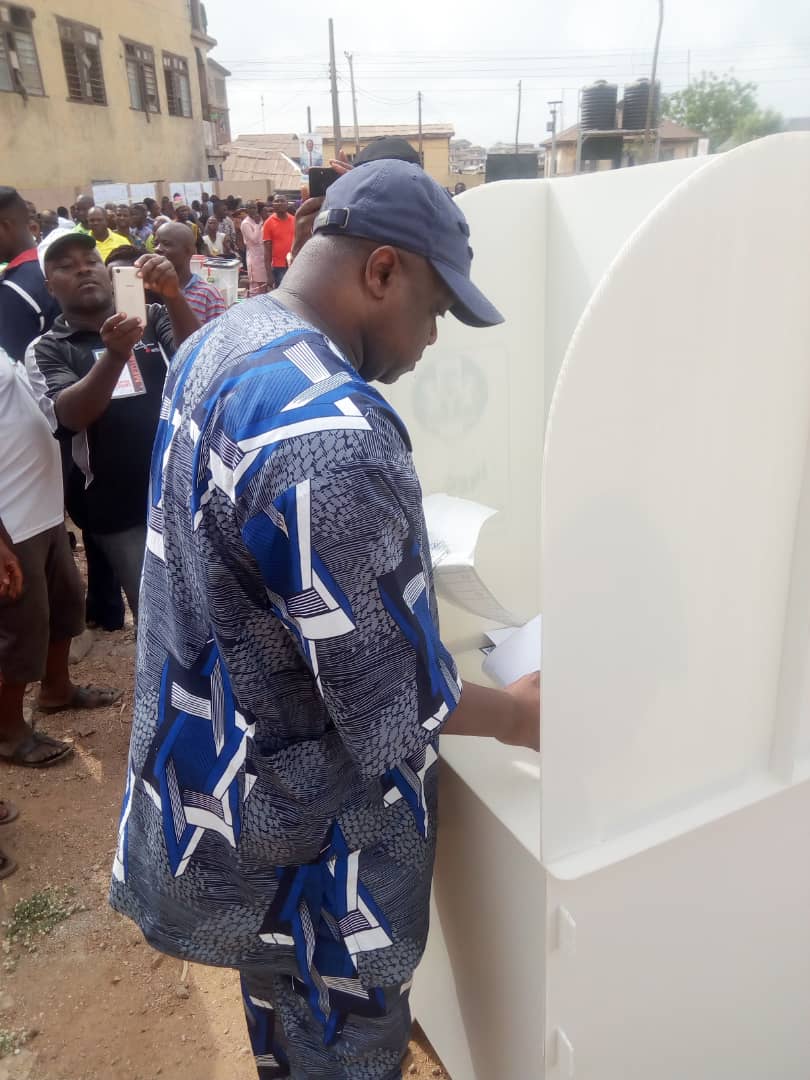 lanretejuoso's tweet image. At 8am today, I arrived my polling unit at Ago Oko, Ward 3, Abeokuta North to cast my vote. Voting commenced at 9.30am. The exercise has been peaceful although some voters couldn't find their names on the list. #NigeriaDecides2019 #TheVerdict #PollStream #ElectionDay