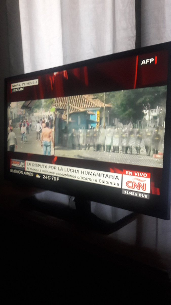 RedHood_MVD's tweet photo. La gente en #Venezuela está buscando la ayuda humanitaria porque la necesita y el hijo de mil puta de Maduro pone policias y militares para evitar la gente pueda acceder a ella. Quién es tan forro de defender esto? https://t.co/nagVKRH3wE