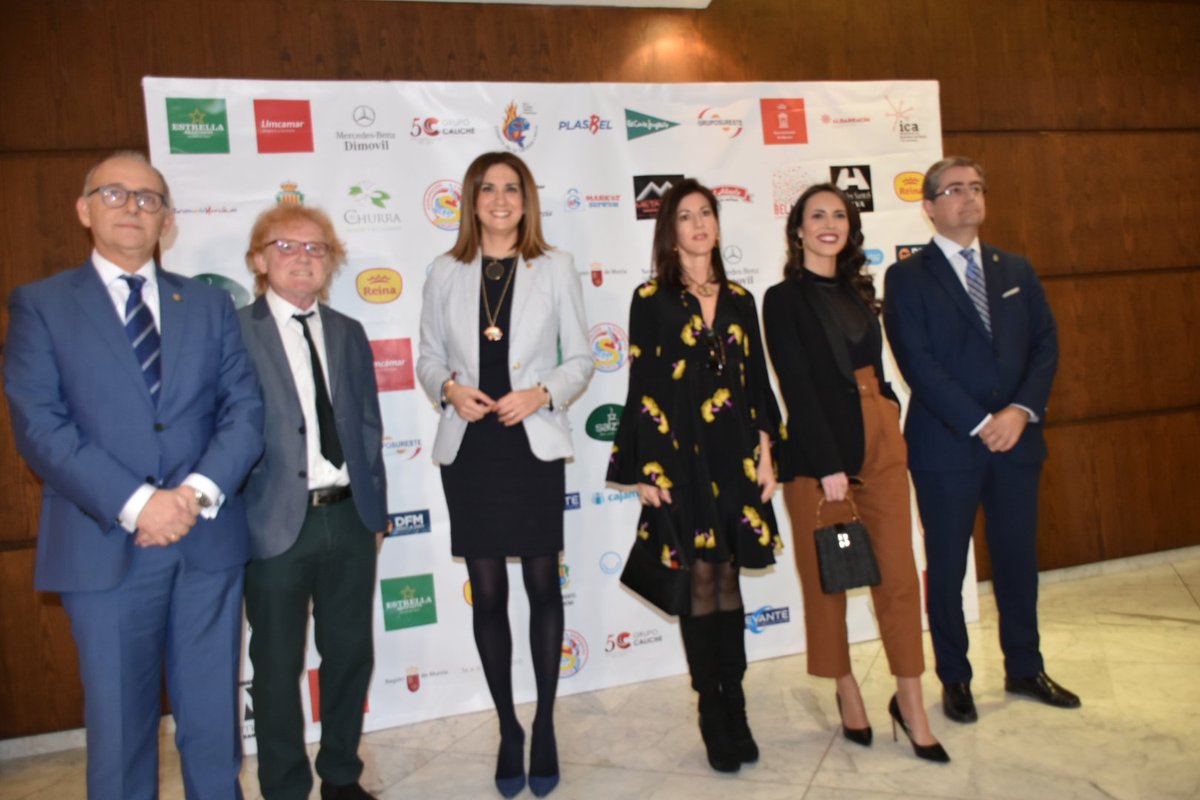 AytoArchena's tweet photo. Junto a alcaldesa #Archena, también estuvieron concejales del equipo de gobierno y los cargos festeros sardineros doña #sardina y el gran pez , así como autoridades locales y regionales, así como representantes de grupos sardineros en presentación del cartel de #FiestaSardinera. https://t.co/N4iHrtEN65