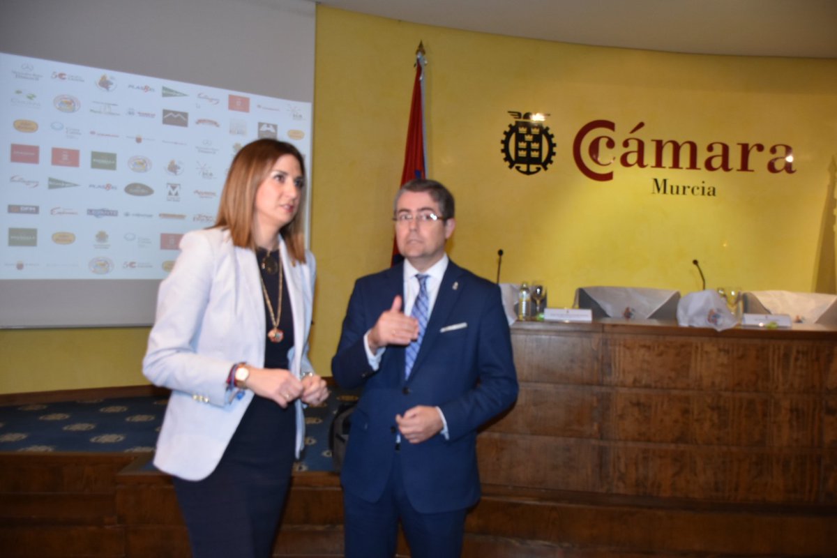 AytoArchena's tweet photo. Junto a alcaldesa #Archena, también estuvieron concejales del equipo de gobierno y los cargos festeros sardineros doña #sardina y el gran pez , así como autoridades locales y regionales, así como representantes de grupos sardineros en presentación del cartel de #FiestaSardinera. https://t.co/N4iHrtEN65